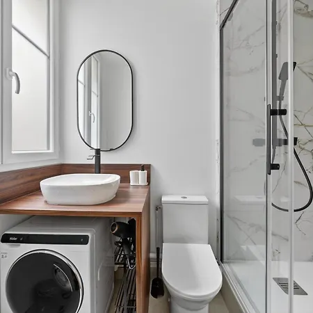 Lägenhet Comfortable In Pariss 17th Arrondissement *